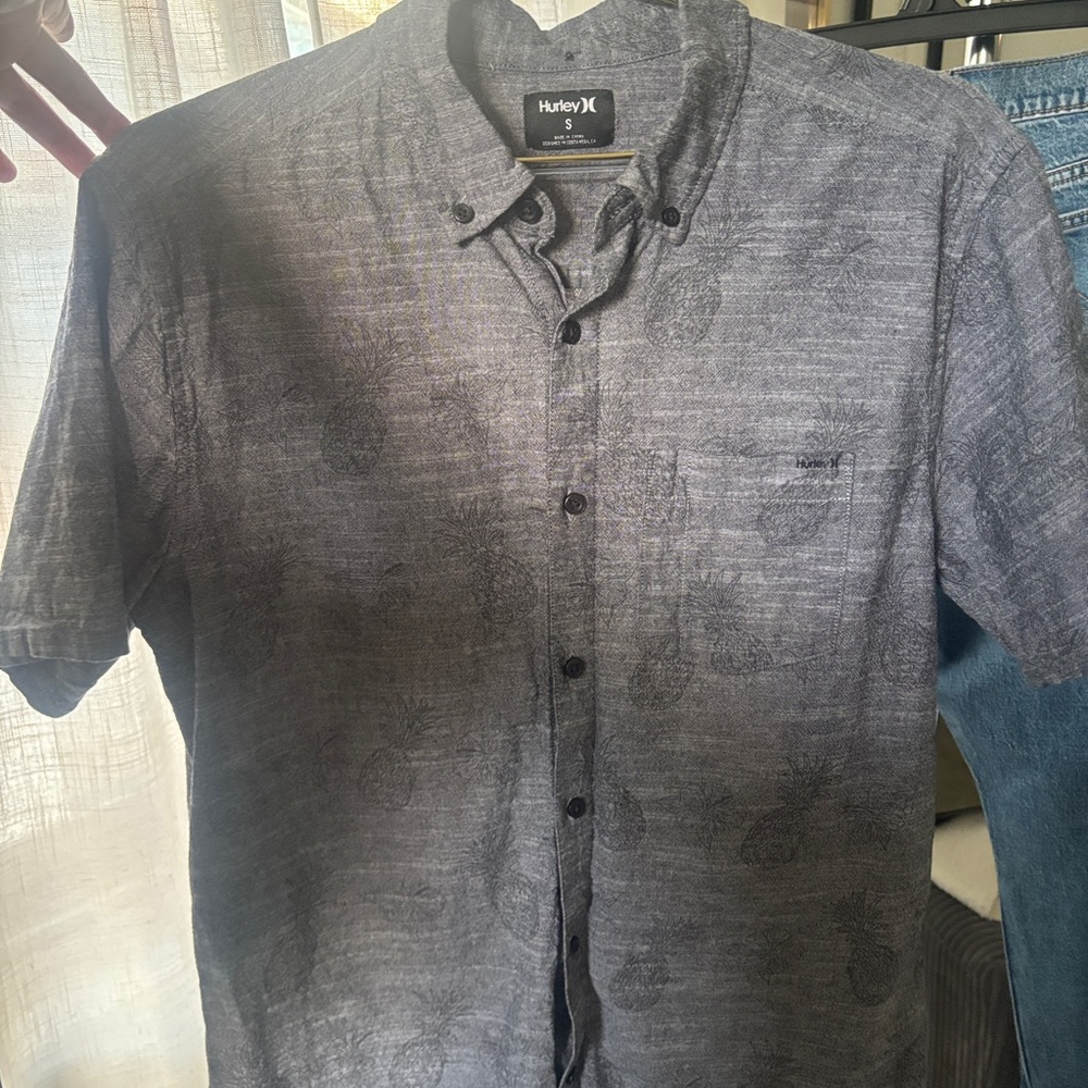 Hurley Men's Short Sleeve Button-Down Shirt in Charcoal with Pineapple Print